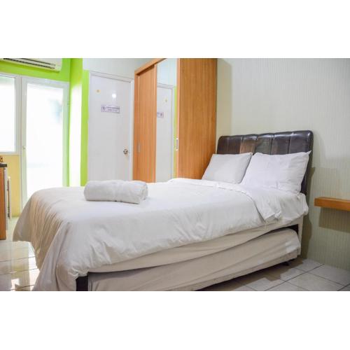 Stylish and Comfortable Studio Green Pramuka City Apartment By Travelio