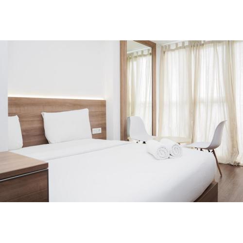 Stylish and Comfy Studio at Casa De Parco Apartment By Travelio