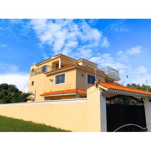 Stylish and Spacious 4BR 5BA 5 minutes from the beach