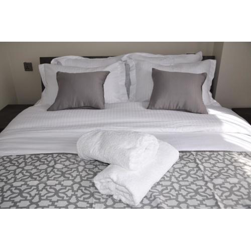 Stylish City-View 2BR Sunlit, Serviced Shops