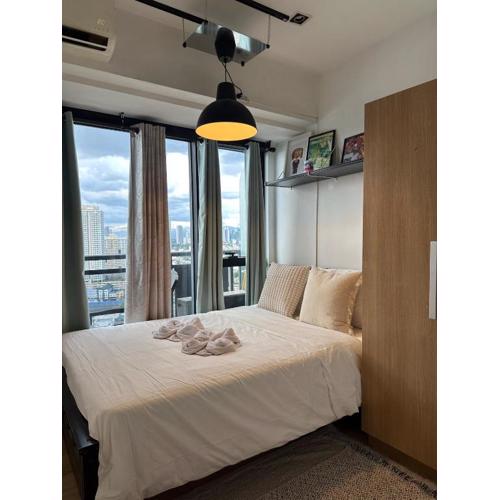 Stylish City View Flat Cozy with Netflix WIFI in The Knightsbridge Residences