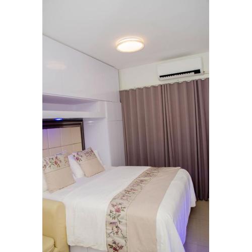 Stylish Condo at Shore 2 Residences near MOA & Airport