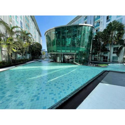 Stylish Condo with Blazing Fast Fiber Internet, Pool, Sauna, Steam room, Gym - Guest Friendly
