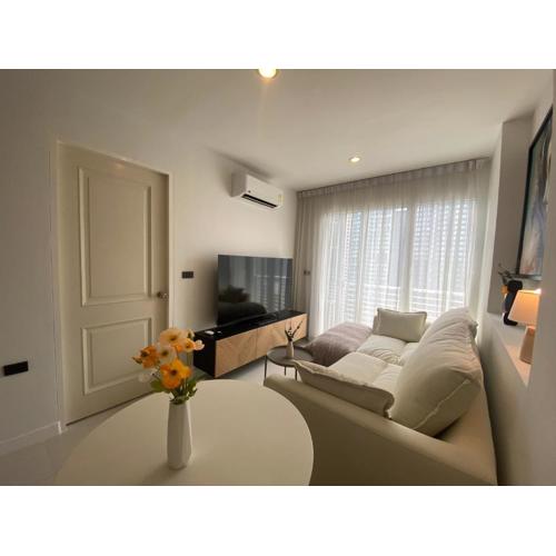 Stylish Condo wKing Bed and Pool MRT Rama 9 monthly rent