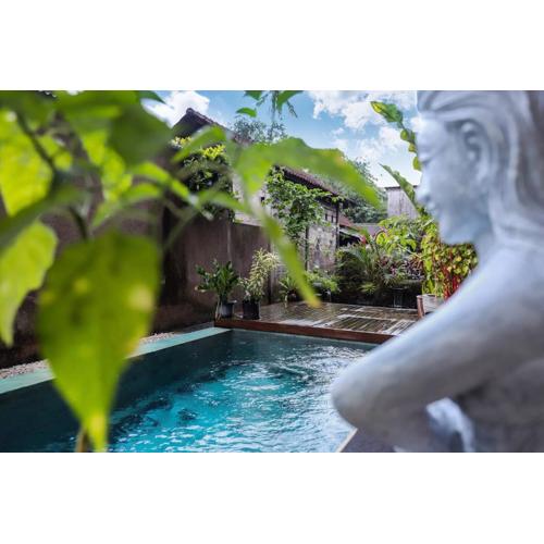 Stylish Hotel-style Room Near Pool in Ubud Central