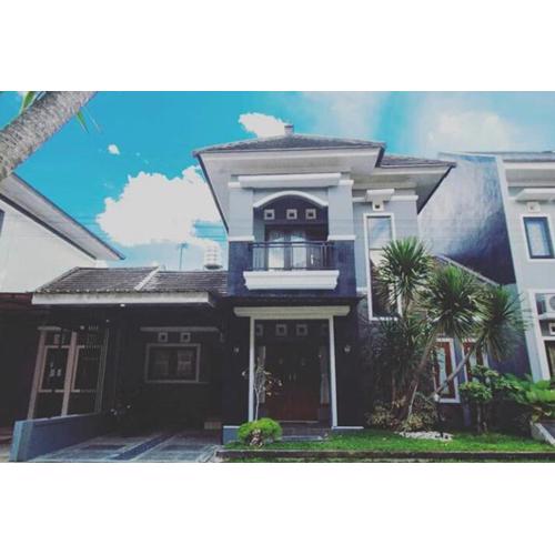 Stylish House Near Pakuwon Mall