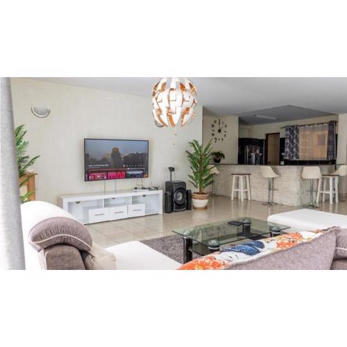 Stylish & Lavish 3 bedroom Apt near Junction mall