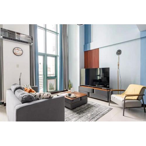 Stylish loft, 65 in UHDTV w Fast WiFi + Pool & Gym