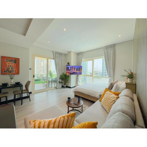 Stylish Studio Apartment with large Balcony and Sea Views, free Parking, Dubai Marina - JBR