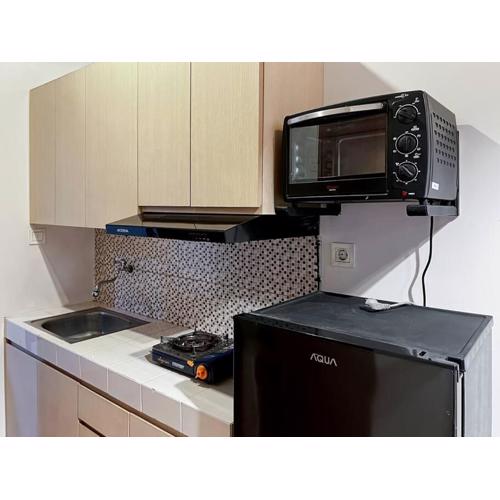 Stylish Studio Dave Apt Depok with Pool, WiFi, Netflix by 2ndHome