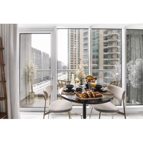 Stylish Studio Walk to Dubai Mall & Burj Khalifa with Pool, Gym & Balcony