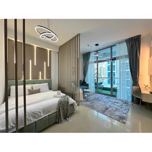 Stylish Studio with Stunning Marina Canal Views near to the Beach