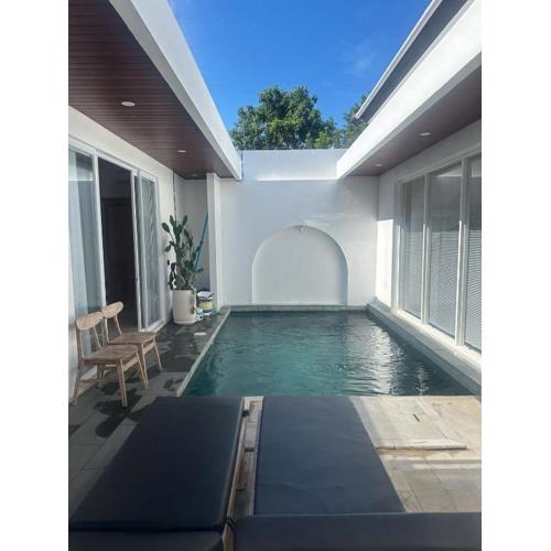 Stylish Villa, 2BR ,GREAT VALUE, Great Location !