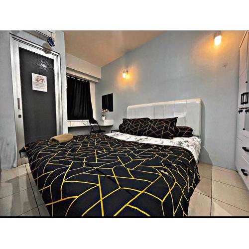 Stylist & Minimalist Studio Pool View at Apt Green Bay Tower G