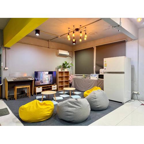 Sukhum Huai Khwang Guest House