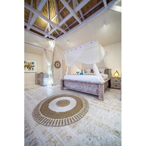 Summer Bungalow, Ideal for Families, One Room with 2 Beds, Separated Sleeping Corner, Shower, AC, 2 TVs