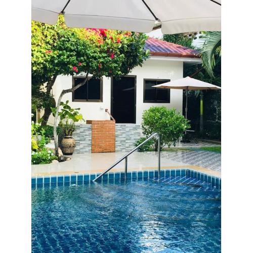 Summer House,shared pool, private bathroom and kitchen