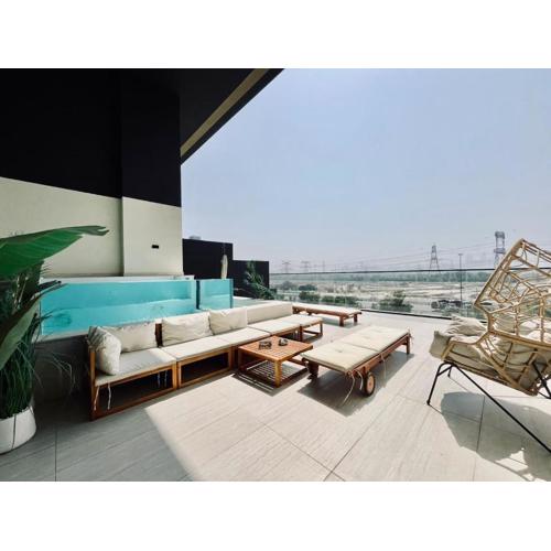 Sun Deck & Sleek Lap Pool Free Gym And Parking!