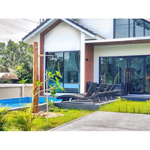 Sunny Petite Villa Close to Beach