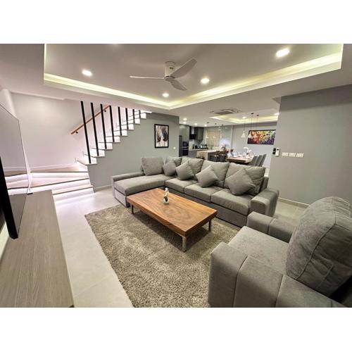 Super Luxury 3 Bedroom Private Pool Villa with Jacuzzi, Near 711, 10 minutes to Walking Street and Pattaya Beach - MT8