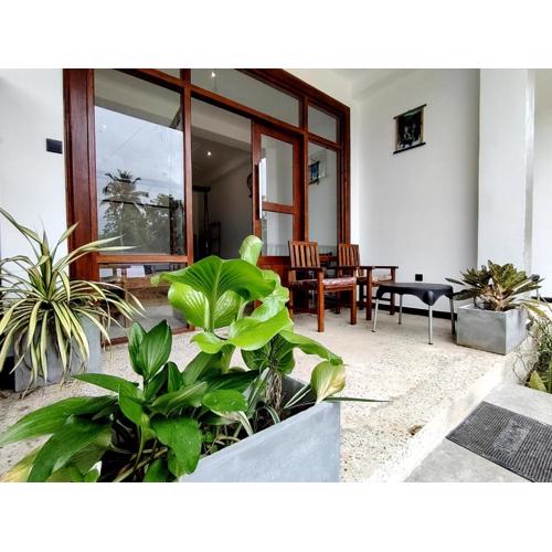 Surfing Pinthaliya - Midigama