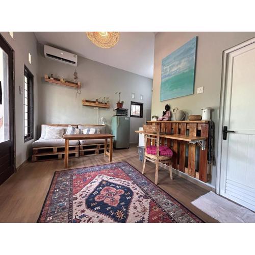 Surfside Pallet Retreat Stylish 2BR Hideaway