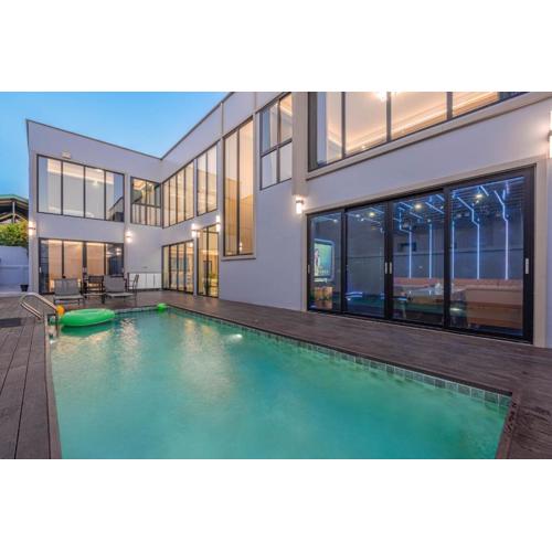 T M L-Jomtien Beach 4 bedrooms - independent swimming pool and KTV