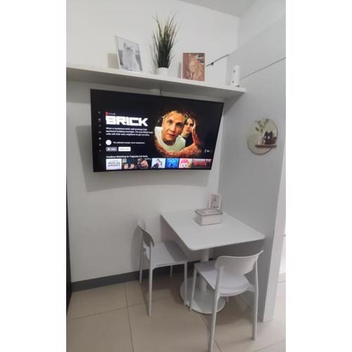 Tagaytay Kat Suite at Wind Residences with Balcony, Netflix and Karaoke