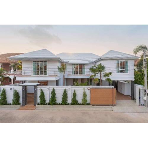 Tagvilla Lagoon Pool Villa in Pattaya 8 Bedroom