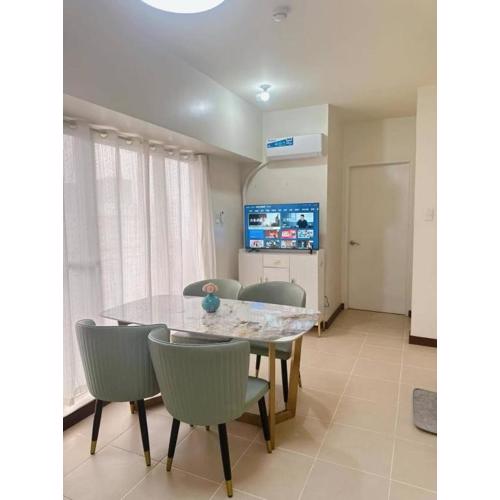 Tan condo city view 01