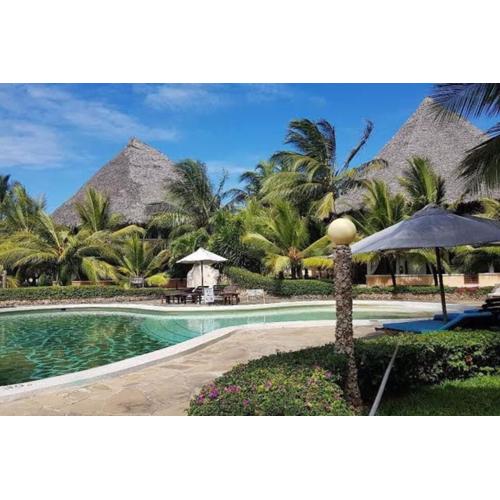 Tembo 2 Beach cottage, with Pool & Spa