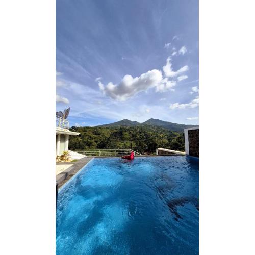 Teras Luhur Villa dengan Infinity Pool