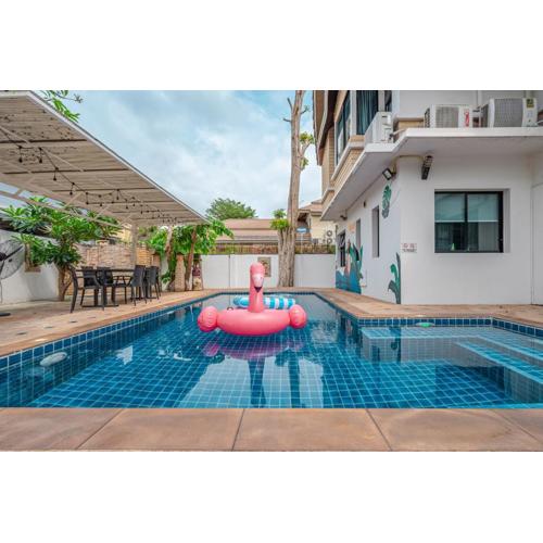 Thai Me22 3B near Hollywood