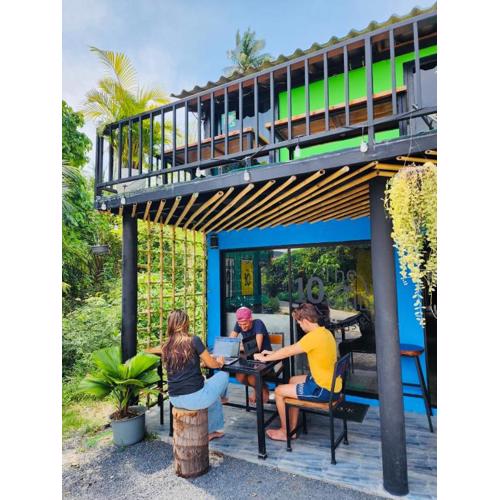 The 10 Club Hostel & Bungalow