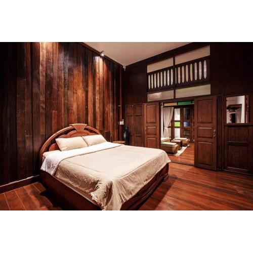 The Author - Fong Lee CC Lampang Walking Street