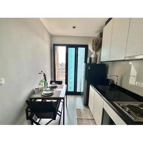 the base 市中心公寓 无边游泳池