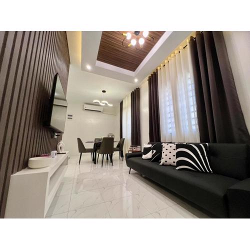 The G Suite 14-15 Entire House With Parking