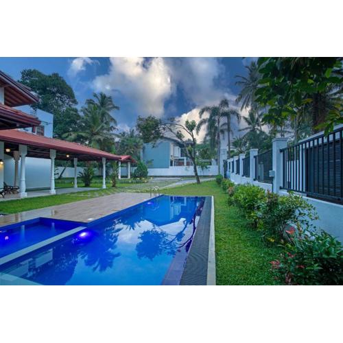 The Grand Bliss, Luxurious Modern Villa with Spacious Private Garden, Swimming Pool, Gym, and Free Wi-Fi