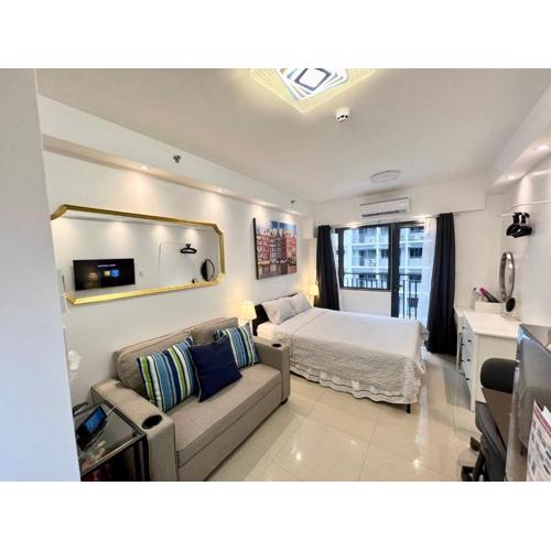 The Grand Staycation at MOA - Unit 7102 Hotel-like