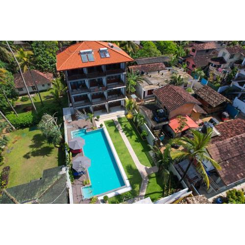 The Green Rooms Surf & Yoga Camp - ON THE BEACH - Prime location Renovated 2024