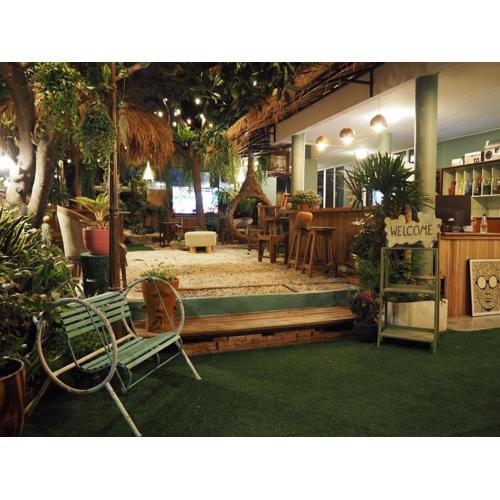 The oasis on 8 Villa pool table & KTV