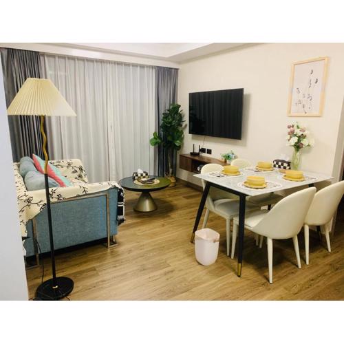 The one E pool view facing the large swimming pool community 3 minutes walk to Central Festival