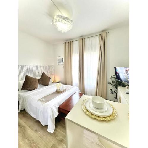 The Penthouse Perch - Studio