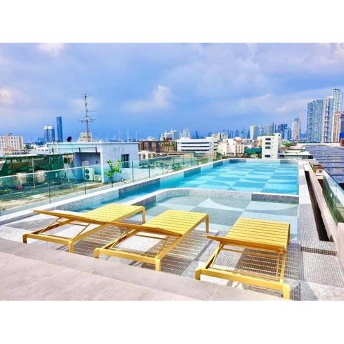 The Quarter Onnut by UHG