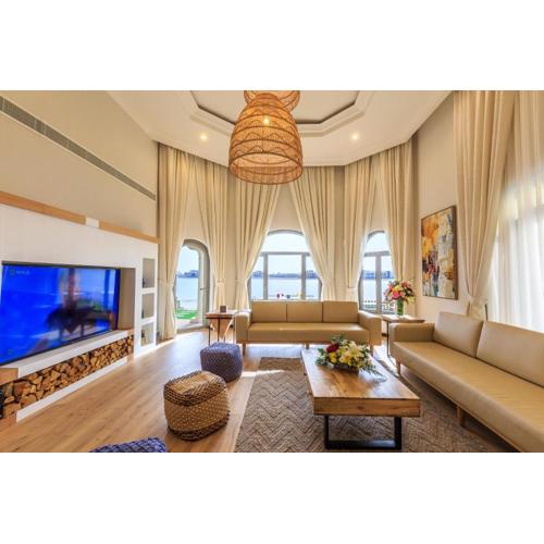 The S Holiday Homes - Stunning 5 Bedrooms Villa at the Palm Jumeirah with Private Beach and Pool