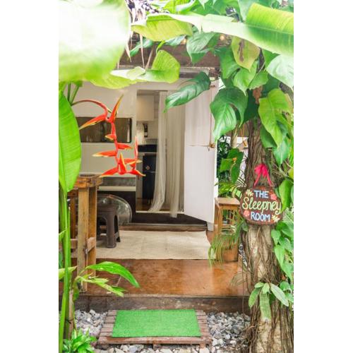 The Sleepney Room - Unique Converted Jeepney House