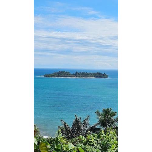 The view padang, Amazing view, 8 mins Mentawai fast ferry, cold beer,close to restaurants