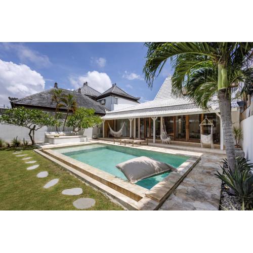 The White Joglo - Stylish and spacious mediterranean 3BDR Villa with Pool and garden