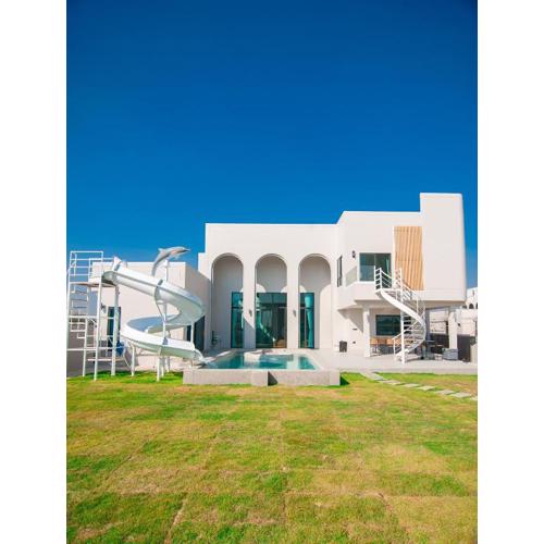 The Woofington Pet Friendly Pool Villa