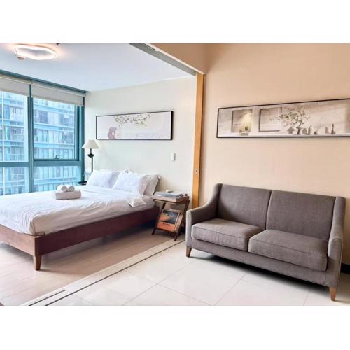 Thompson Suites Queen Room, One Uptown Residences, XBOX & Netflix